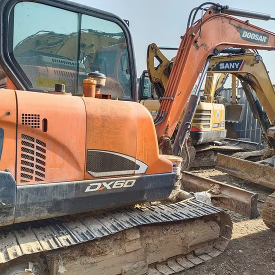 Escavatore gommato Doosan Dx60 usato di alta qualità in vendita / Escavatore Doosan con prezzo inferiore